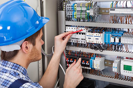 1st Electrician за работа на пасажерски кораб MY "QUEST"